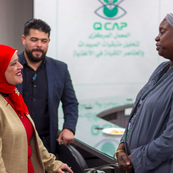 د هند عبداللاه مدير معمل متبقيات المبيدات خلال برنامج تدريبي لفنيين من السنغال