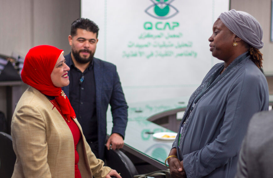 د هند عبداللاه مدير معمل متبقيات المبيدات خلال برنامج تدريبي لفنيين من السنغال